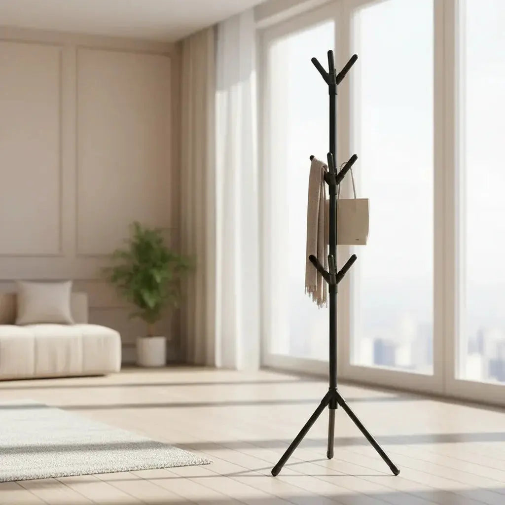 Arbre porte-manteau utilisé comme séparateur d'espace dans un loft ouvert