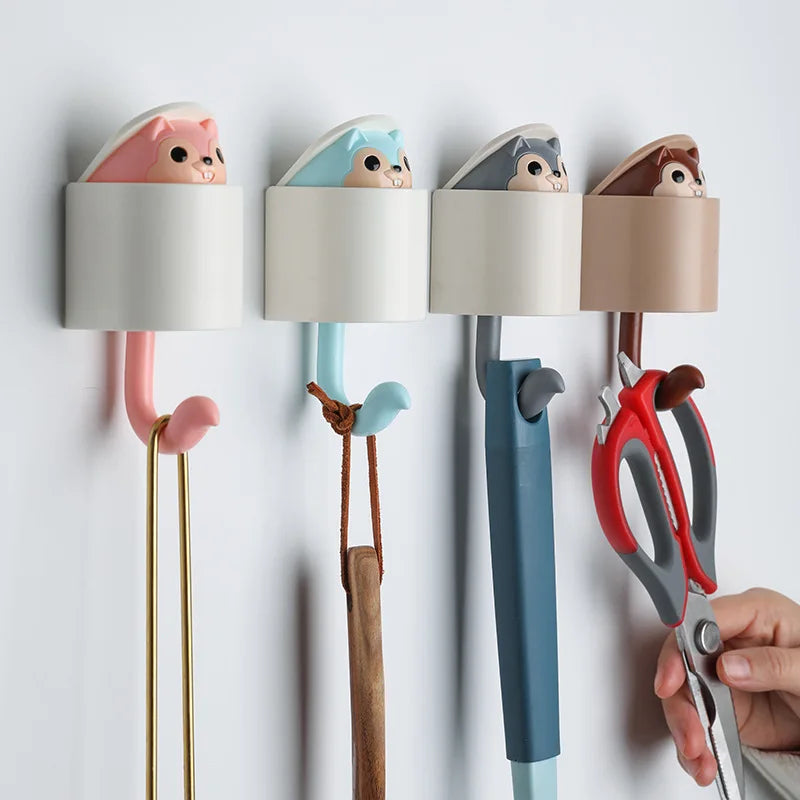 Porte-manteau enfant VELOOMM installé à hauteur adaptée dans une entrée familiale