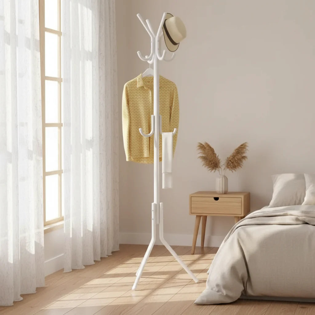 Petit porte manteau sur pied