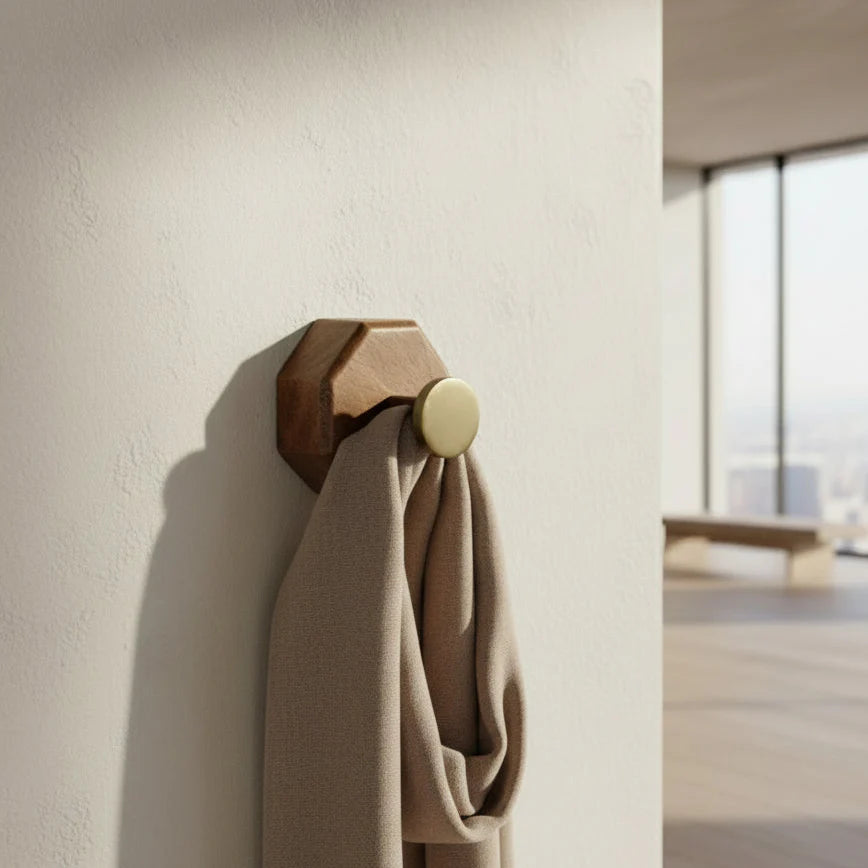 Porte manteau mural en laiton et bois